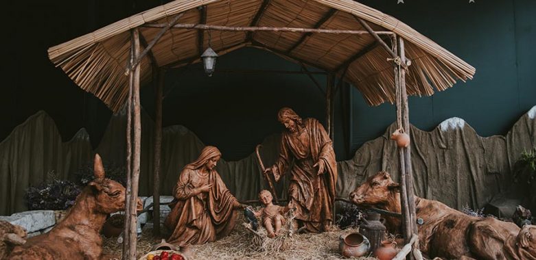 Bild einer Krippe mit Maria Josef und dem Jesuskind